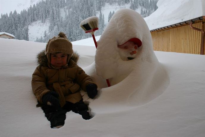 Anna Maria mit verwehtem Schneemann