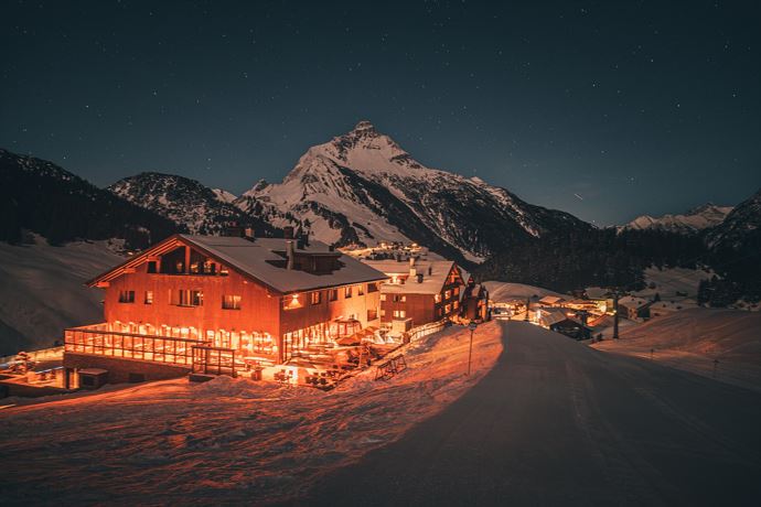 AlpenParks Arlberg Außenansicht_Nacht
