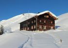 Untere Widdersteinhütte mit Neuschnee